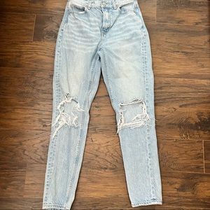 Light wash American Eagle mom jeans. Size 00